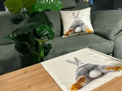 Chemin de table lapin de dos ROGER